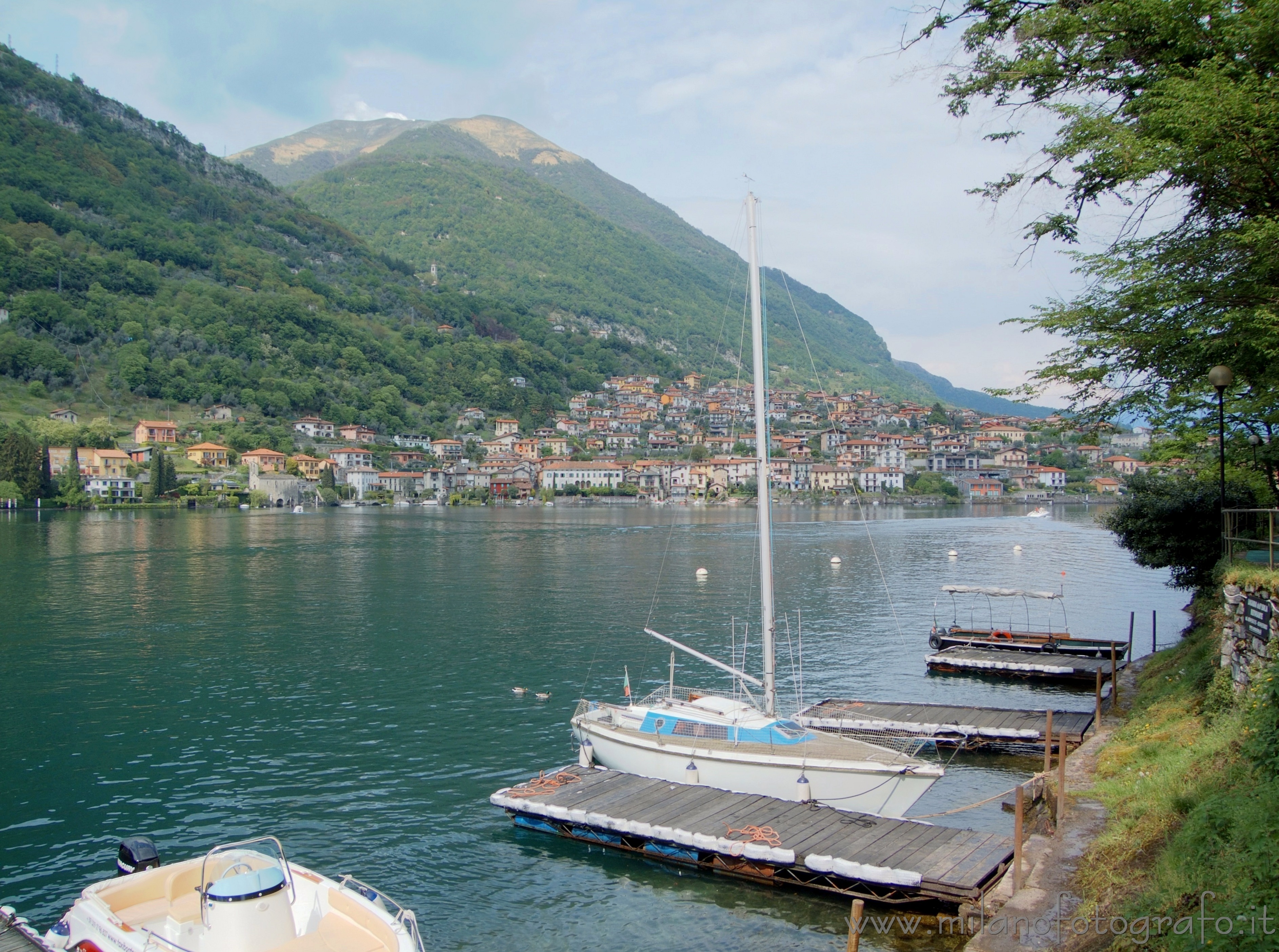 Isola Comacina (Como) - Ossuccio visto dalla riva dell'Isola Comacina